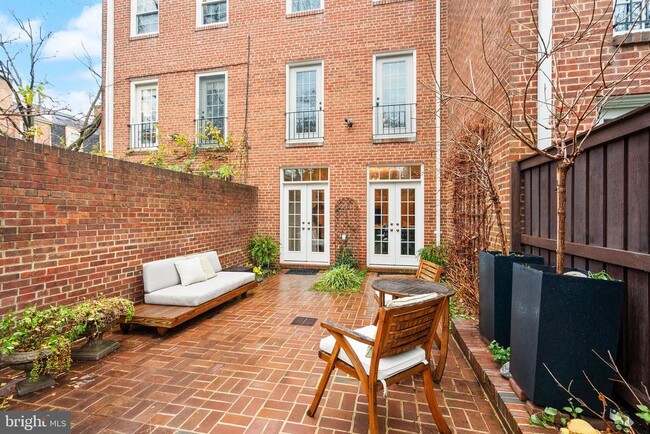 Building Photo - 312 N Pitt St