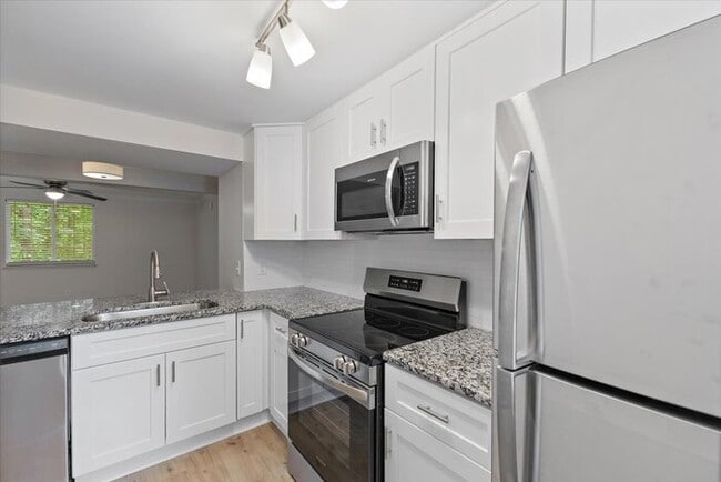 Building Photo - Beautifully Renovated Townhome For Rent In...