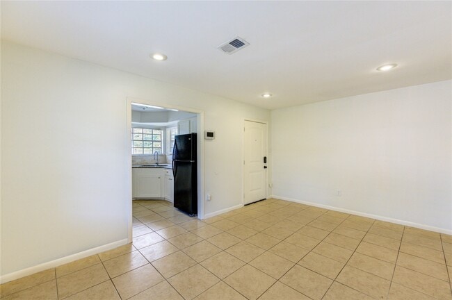Building Photo - 9811 Shadydale Ln