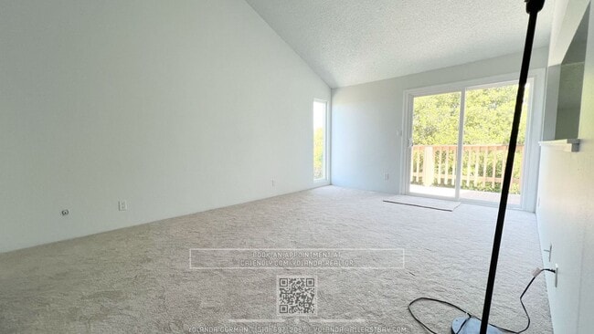 Building Photo - Beautifully 3BR Townhome with Huge Loft St...