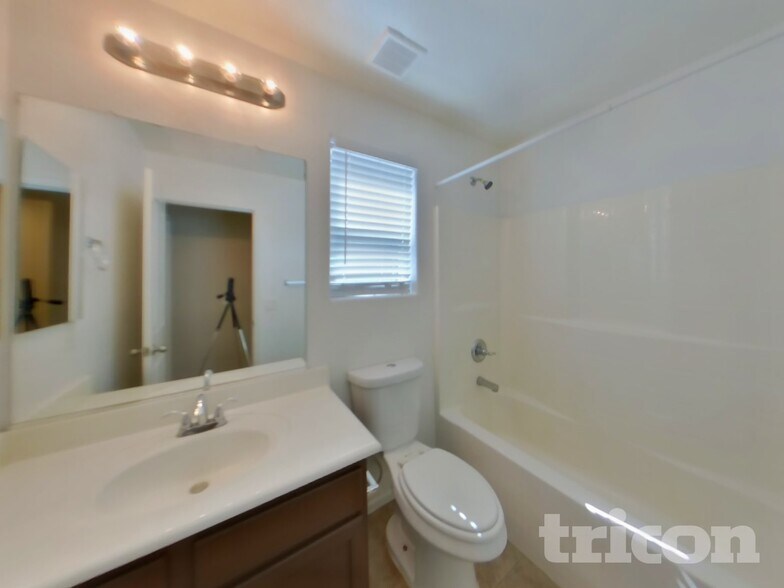Building Photo - 1502 E Mayfield Dr