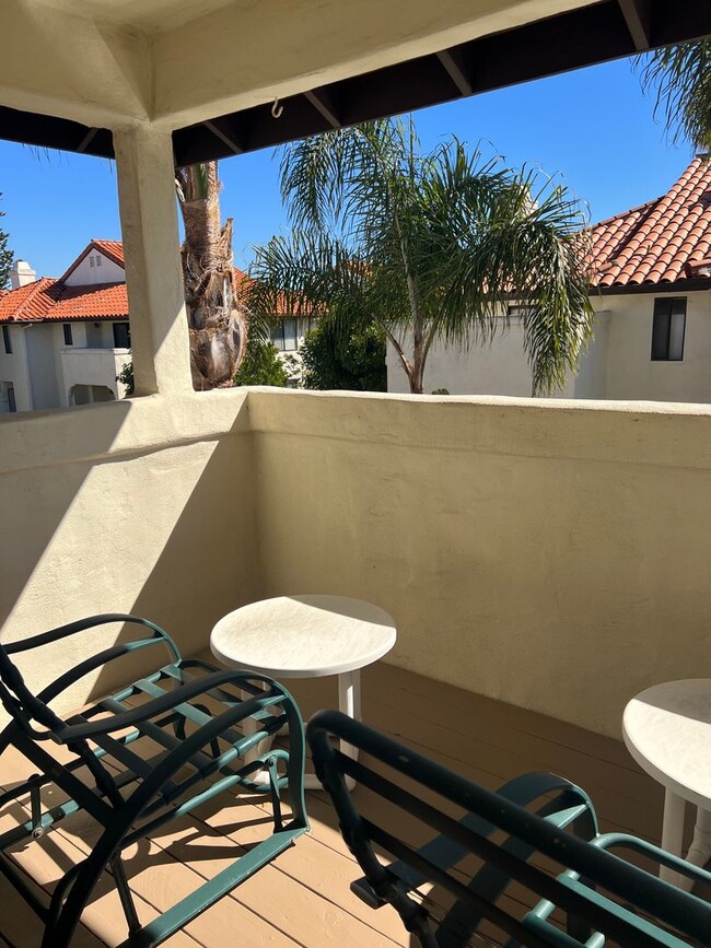 Building Photo - Meticulously maintained condo - 2 main bed...