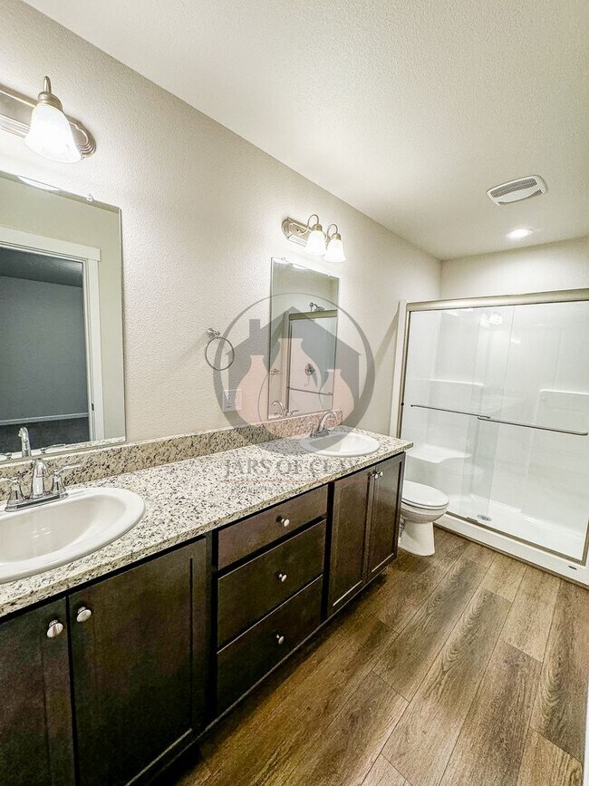 Building Photo - Adorable Dallas Townhome - Coming Available Early July