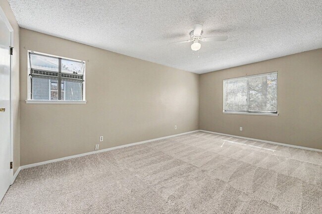 Building Photo - 2 bedroom 2 bathroom Top-Floor Condo with Balcony, Storage & Parking