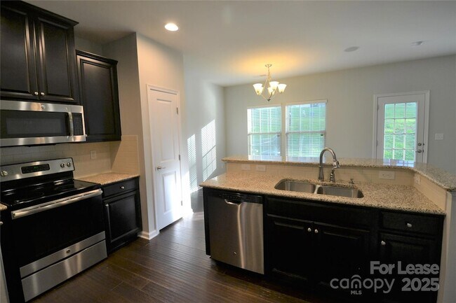 Building Photo - 1606 Fleetwood Dr