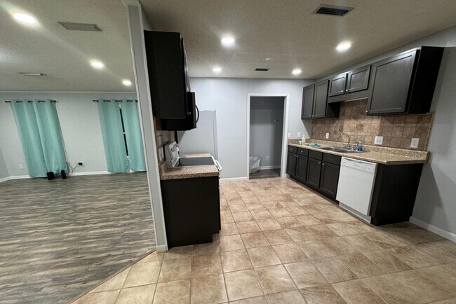 Building Photo - 605 Melbourne Dr