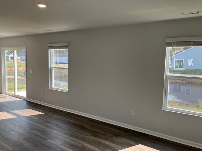 Building Photo - 3 Bedroom 2 Bathroom House- Groves at Sout...