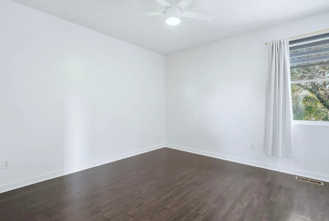 Building Photo - Beautiful 3 Bedroom 2.5 Bathroom Home!