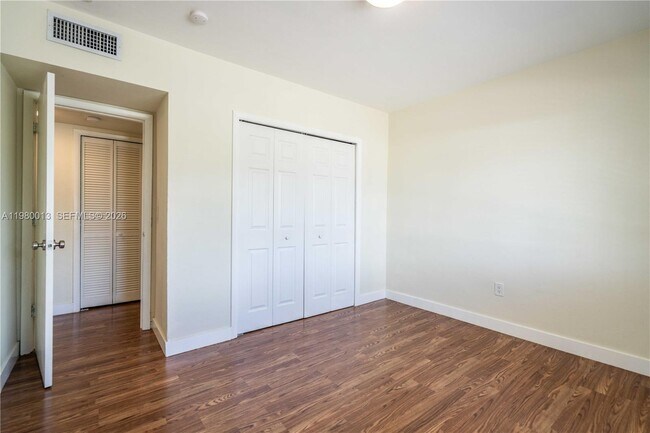 Building Photo - 1940 Biarritz Dr