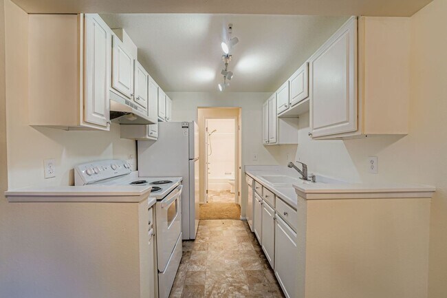 Building Photo - Top-Floor 1Bed/1Bath Apartment in Federal ...