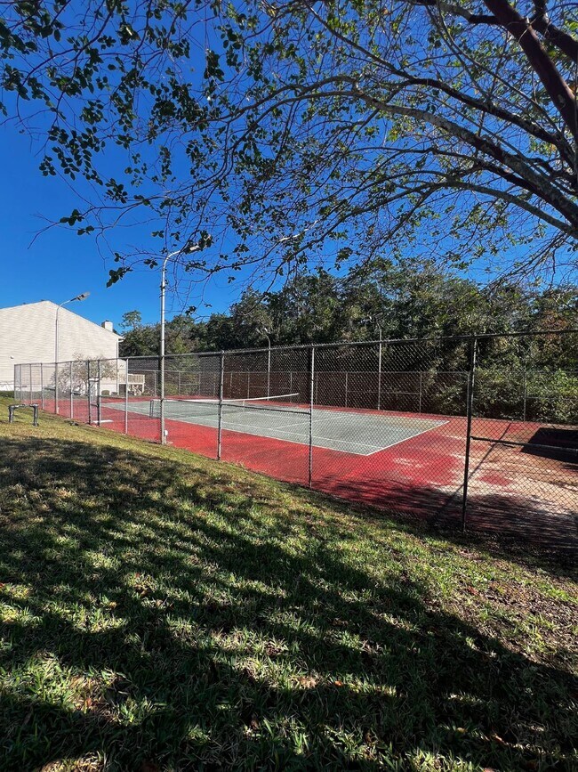 Building Photo - Brookside Townhome with Downstairs Bedroom, Updated Kitchen, and Access to Pool & Tennis