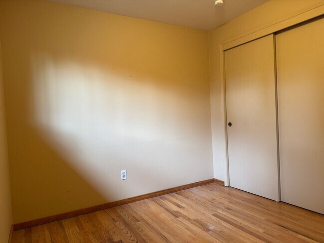 Building Photo - SPECIAL PROMOTION-Cozy 5 bedr 3 bath rambler with daylight basement, minutes to Somerset schools