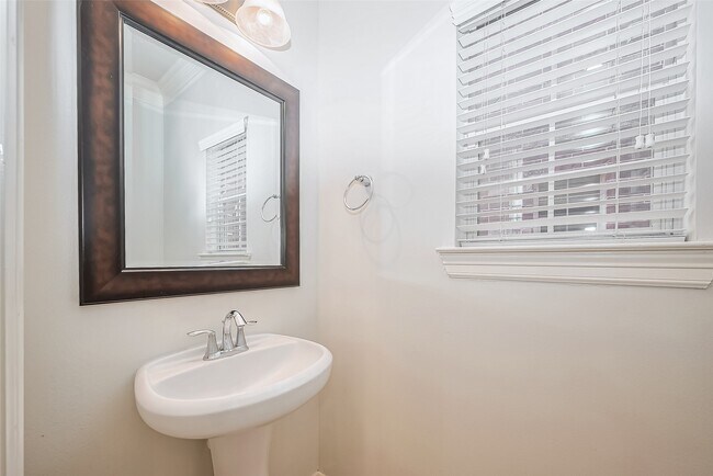 Building Photo - 1522 Olive Park