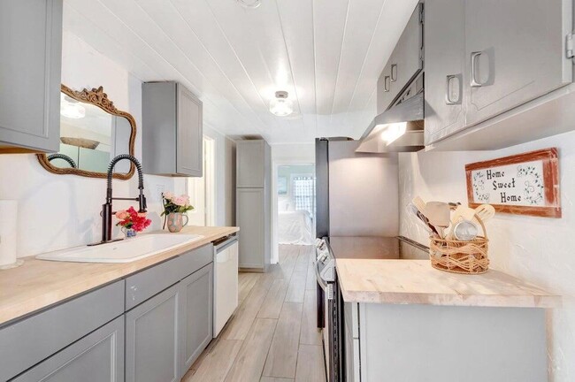 Building Photo - 237 SW 3rd Ave