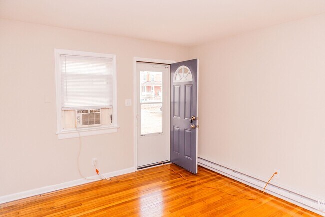 Building Photo - ONE MONTH FREE-Sign by 2/28/2026: Walk to Carytown & the Fan