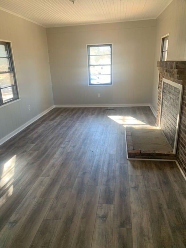 Building Photo - Renovated 3 Bedroom 2 Bath Home for Rent!