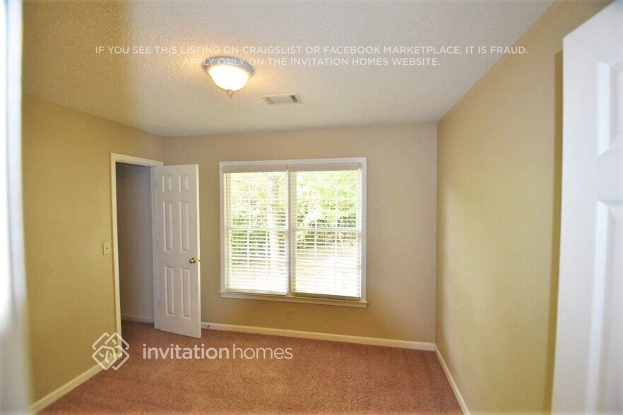 Building Photo - 135 Lacey Oak Ln