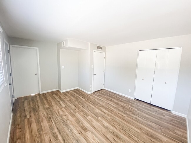 Building Photo - 1519 E Laguna Dr