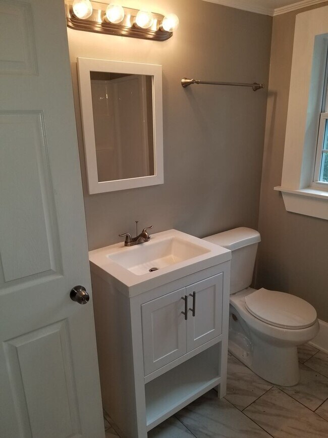 Building Photo - Cozy Home