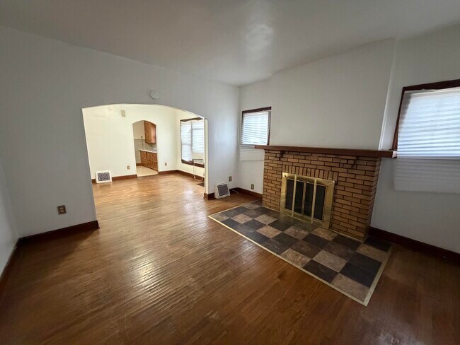 Building Photo - 1121 Bowman-N