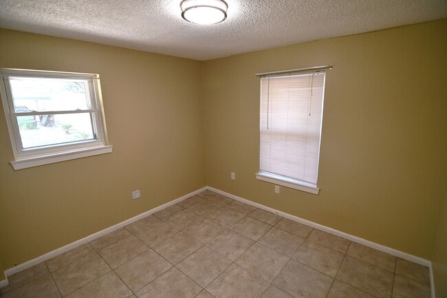 Building Photo - 3 bedroom, 1.5 bath home in quaint, well m...