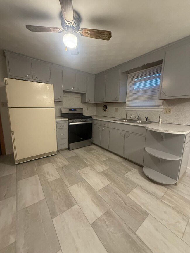 Building Photo - 250 Oakland Ave