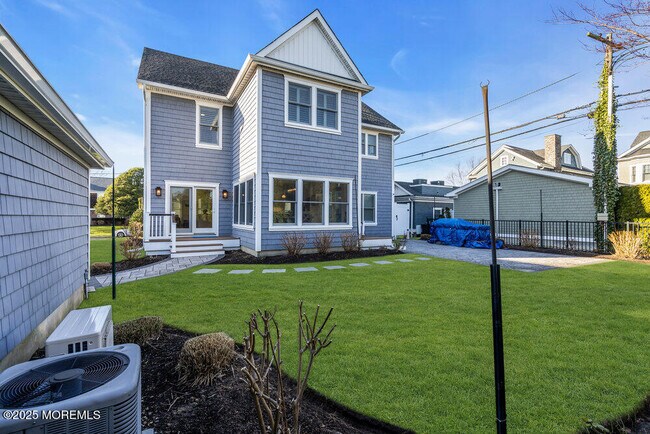 Building Photo - 102 4th Ave