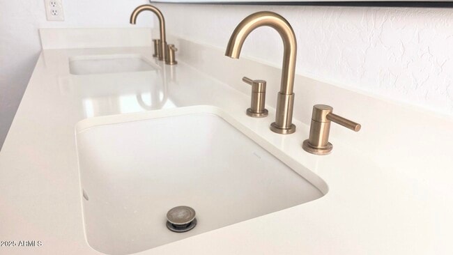 Building Photo - 843 W Locust Dr.