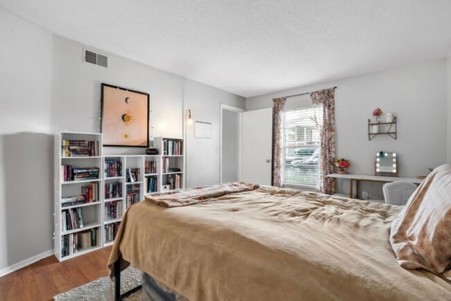 Building Photo - Beautiful 2 bedroom/2 bath Condo