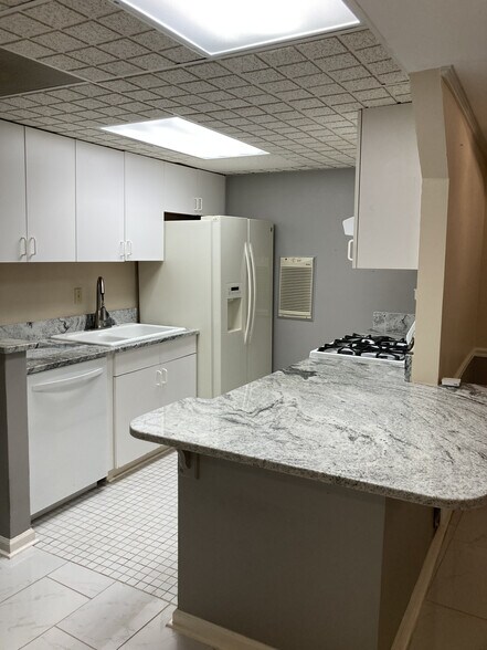 Building Photo - 4042 Penhurst Dr