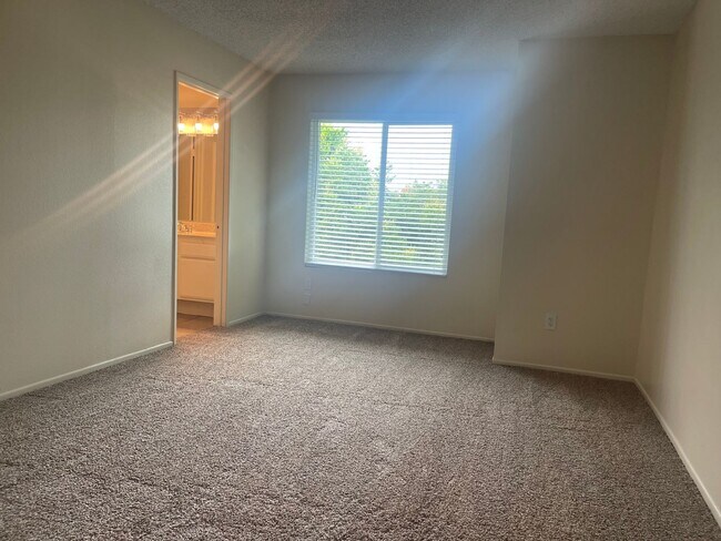 Building Photo - 3 bedroom 2 bathroom Condo in Riverside