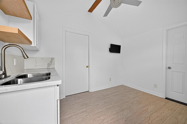 Building Photo - 6654 Stonefort Ct