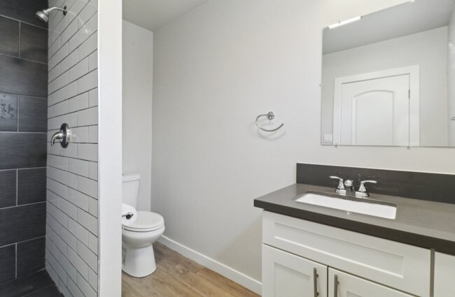 Building Photo - Experience Coastal Living -  Charming Studio Cottage Just a Stroll from Ocean Beach!