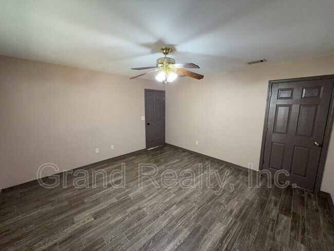 Building Photo - 5022 Patterson Ln