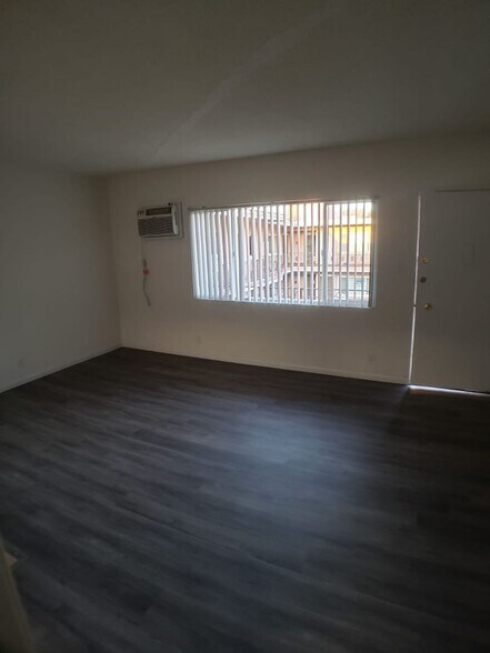 Building Photo - 13129 Oxnard St
