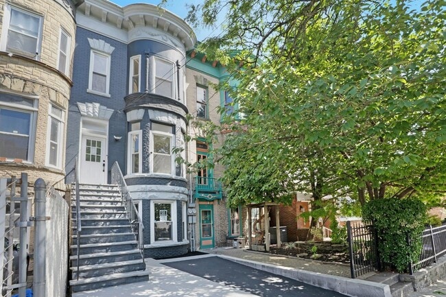 Primary Photo - 52 Brinkerhoff St