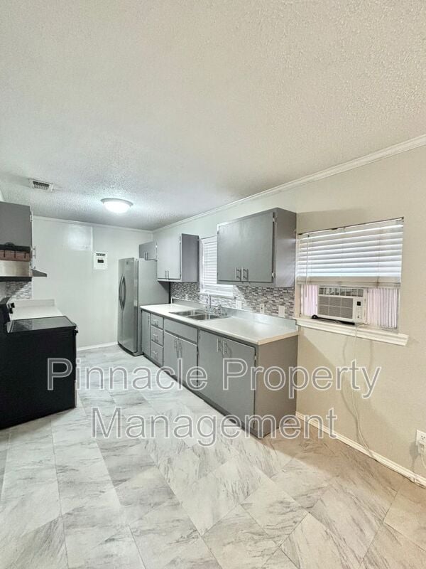 Building Photo - 1102 E 23rd St