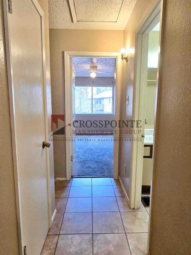 Building Photo - Tour Today! 2/1.5 Townhome in Longview