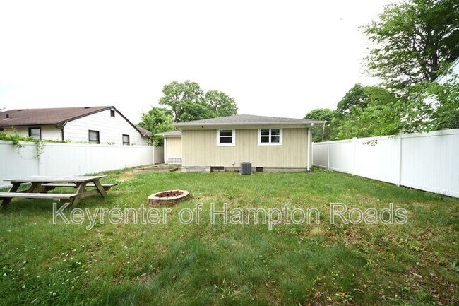 Building Photo - 823 Brentwood Dr