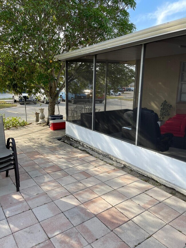 Building Photo - 978 Sumter Rd W