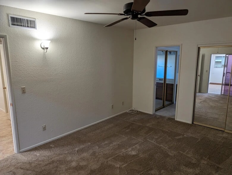 Master bedroom - 8351 E Hazeltine Ln