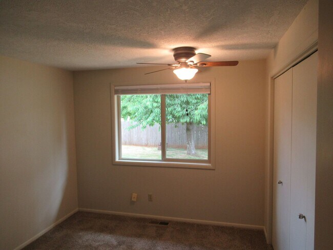 Building Photo - Great Three Bedroom Close South Salem