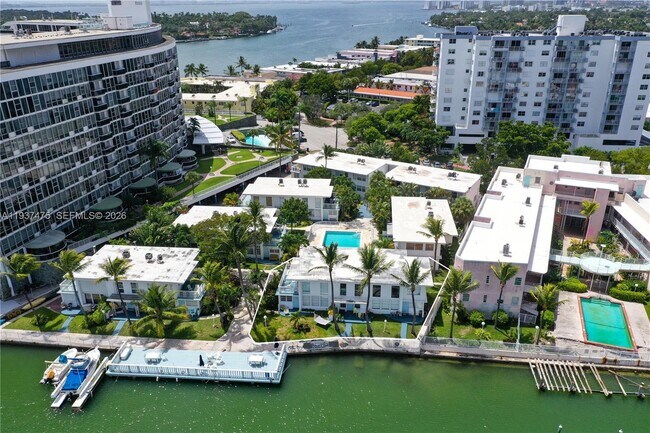 Building Photo - 6865 Bay Dr