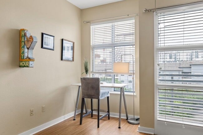 Building Photo - Piazza Condo - Fully Furnished 2bd/2ba - S...