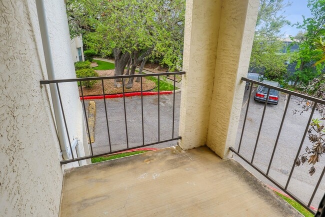 Building Photo - 2255 Thousand Oaks Dr