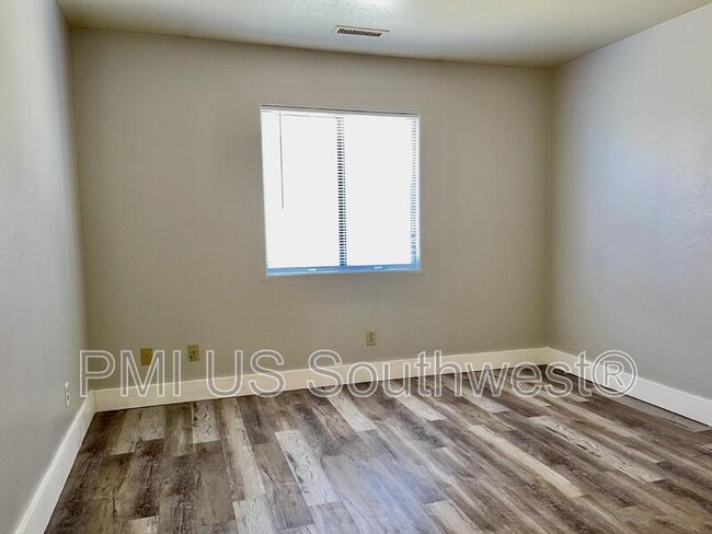 Building Photo - 8132 E Lakeshore Dr