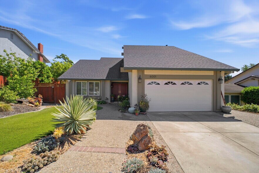 Building Photo - 6001 Castlebrook Dr