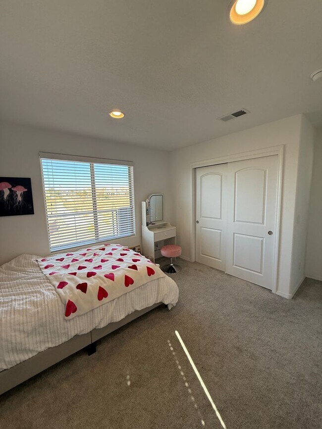 Building Photo - Villas de Los Soleras - Pristine 3 bdr, 2 1/2 bath Townhome, 2 car garage & Views!