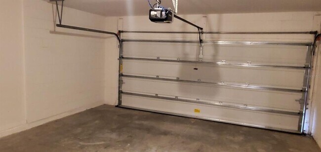 Building Photo - 1151 Oak Bluff Dr