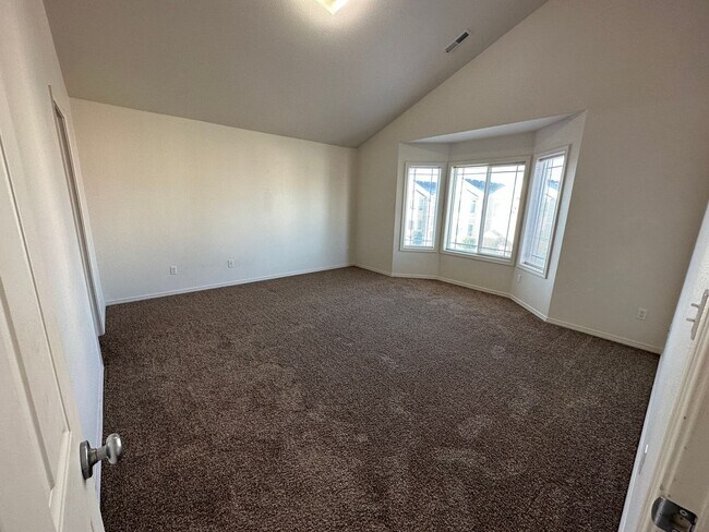 Building Photo - Spacious 2 bed/2.5 bath with bonus room townhome off Road 68